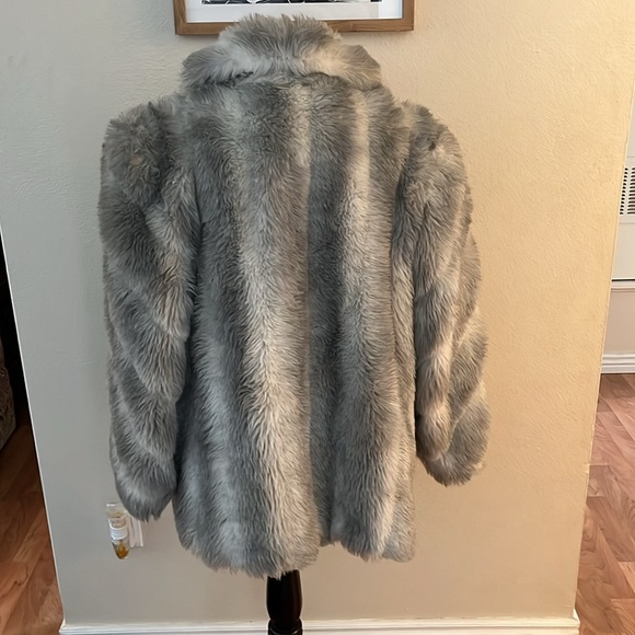 Beautiful warm vintage Saxton Hall coat. Says size 18, fits like a size large. - Picture 3 of 7